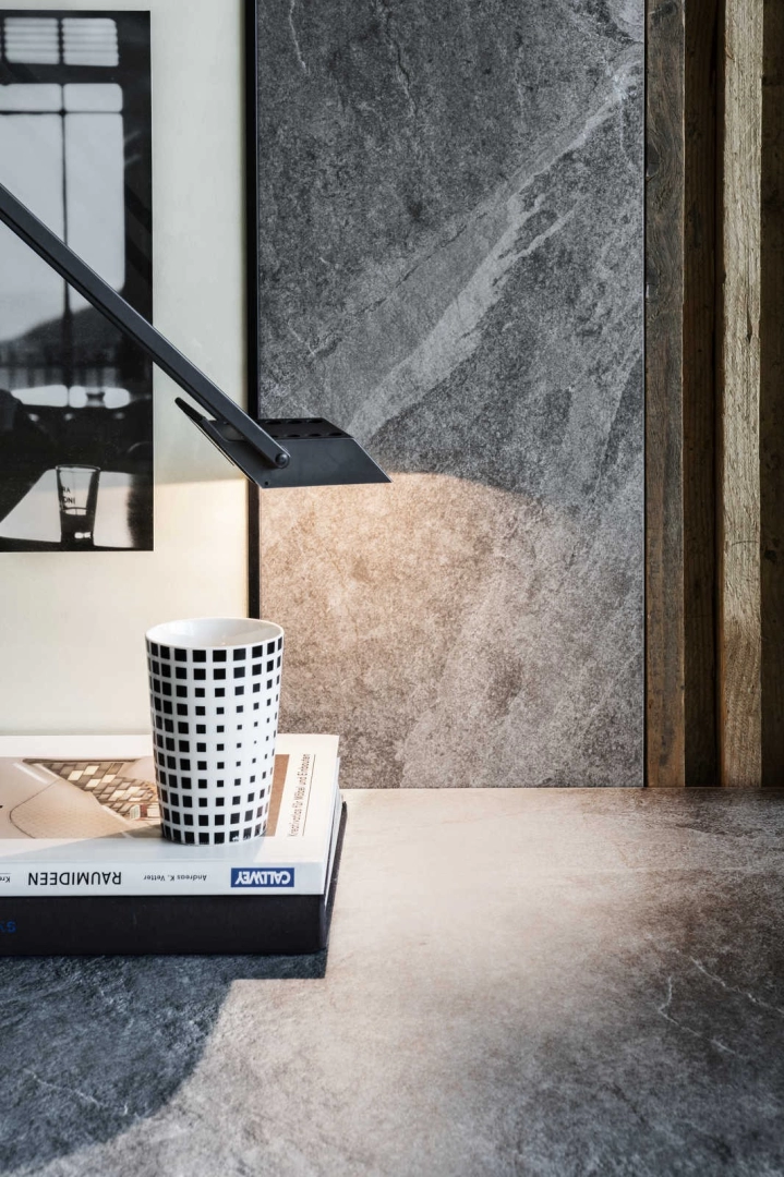 Wielkoformatowy gres Marazzi Mystone Ardesia efekt kamień naturalny w eleganckiej strefie dziennej