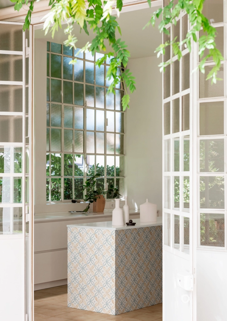 Marazzi Artcraft – gres imitujący terakotę w jasnym, przestronnym salonie