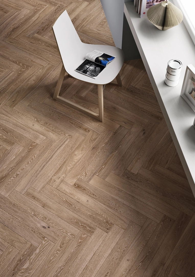 Gres Marazzi Treverkcharme efekt drewno w przestronnym salonie z oknami tarasowymi