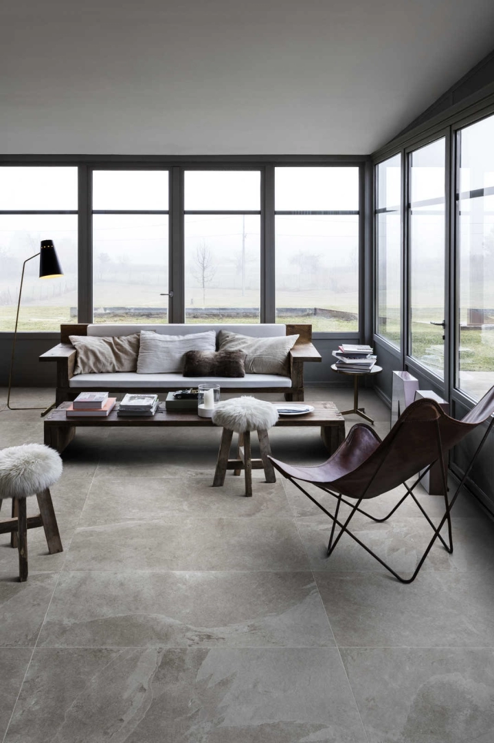 Marazzi Mystone Ardesia – gres imitujący kamień naturalny w jasnym salonie w stylu skandynawskim