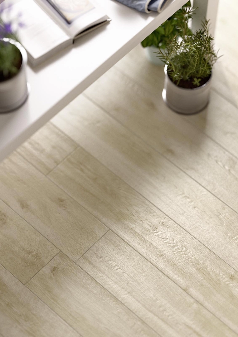 Wielkoformatowy gres Marazzi Treverkway efekt drewno w salonie z kominkiem