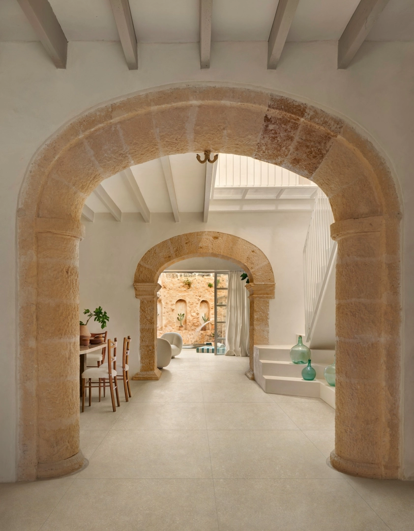 Gres porcelanowy Marazzi Mystone Berici kamień naturalny w luksusowym salonie