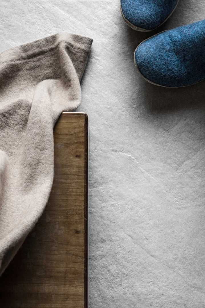 Marazzi Mystone Ardesia gres o efekcie kamienia naturalnego w nowoczesnym apartamencie