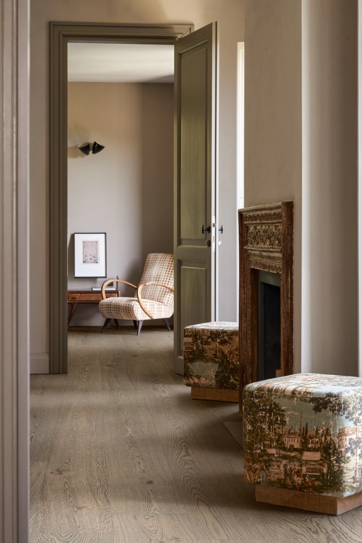 Płytki Marazzi Vivo imitujące drewno w eleganckim holu i salonie