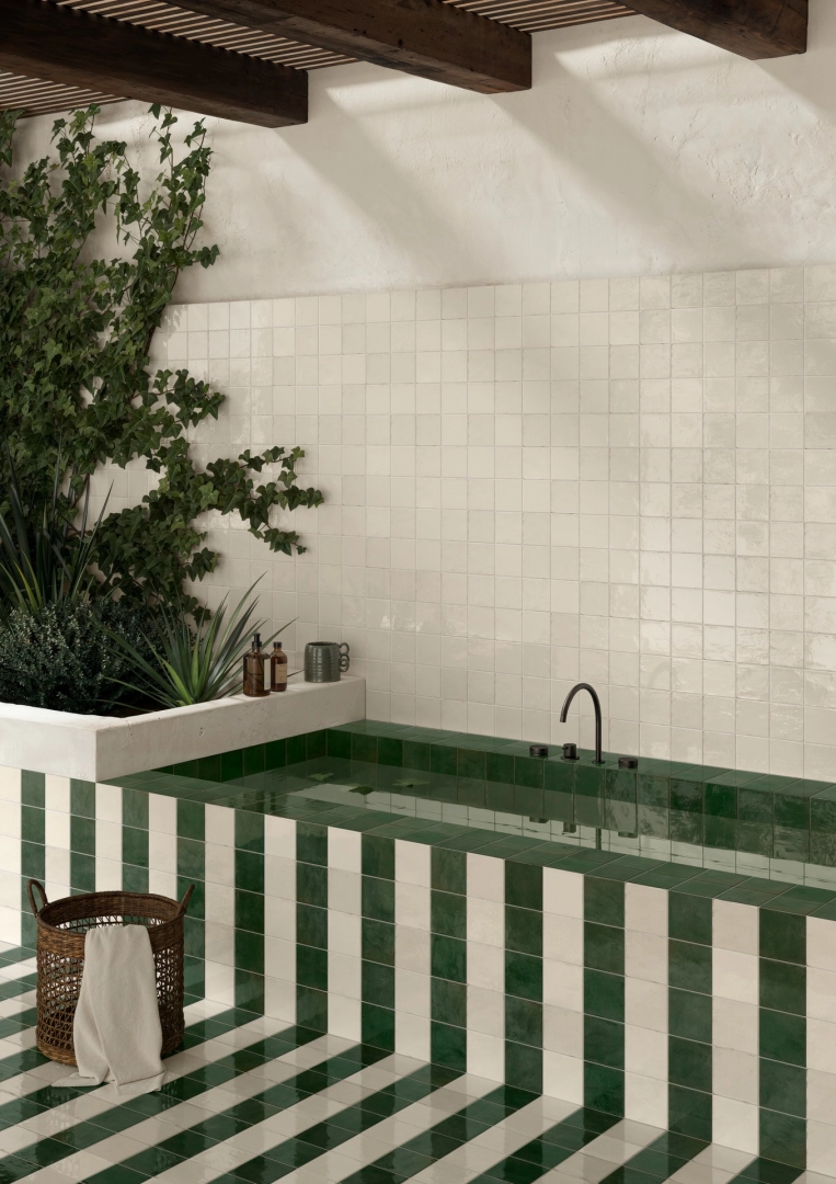Płytki Marazzi Lume efekt cegła w przestronnym salonie z aneksem