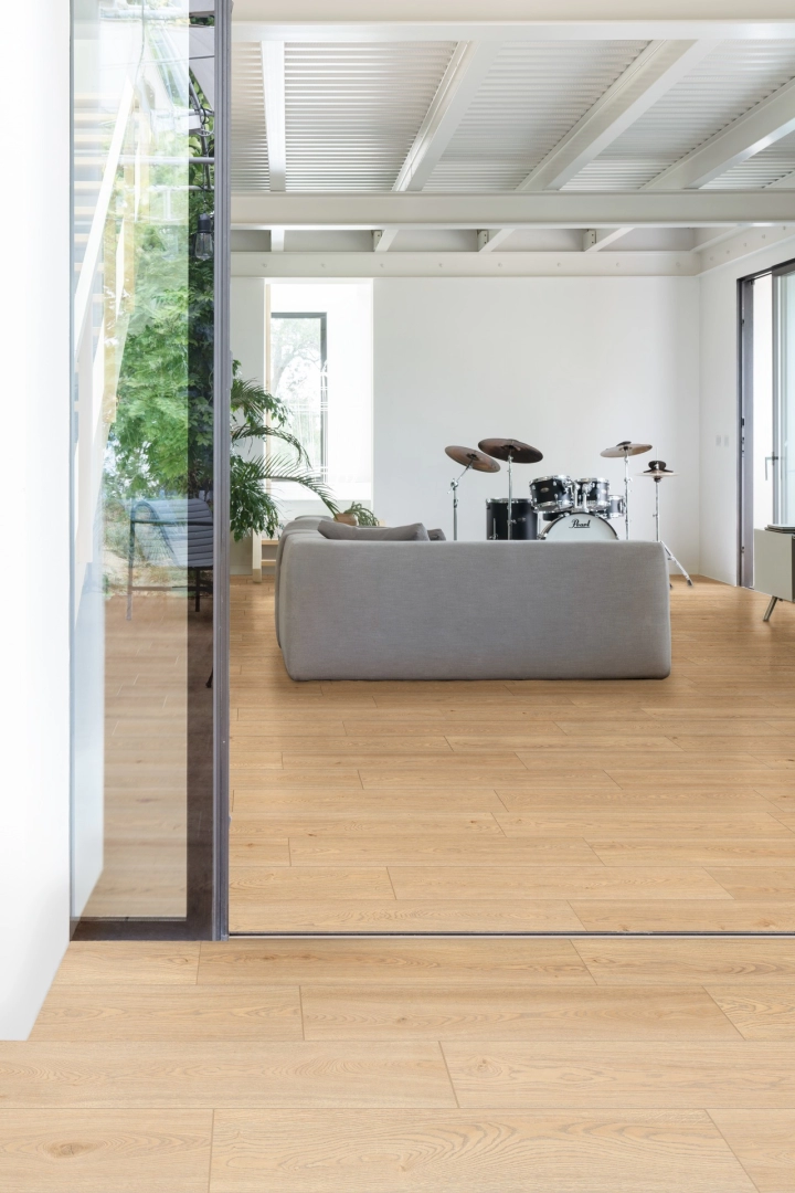 Płytki Marazzi Alma efekt drewno w nowoczesnej aranżacji salonu