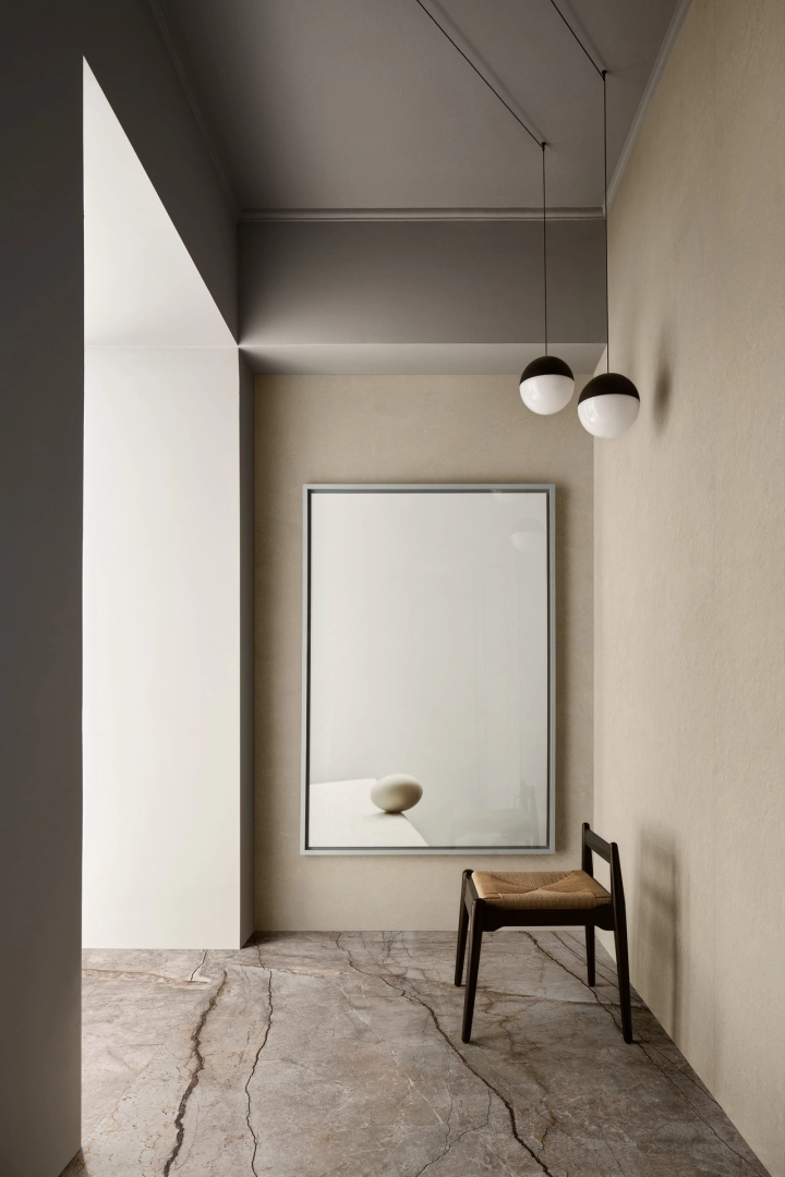 Gres porcelanowy Marazzi Grande Stone Look kamień naturalny w minimalistycznym wnętrzu