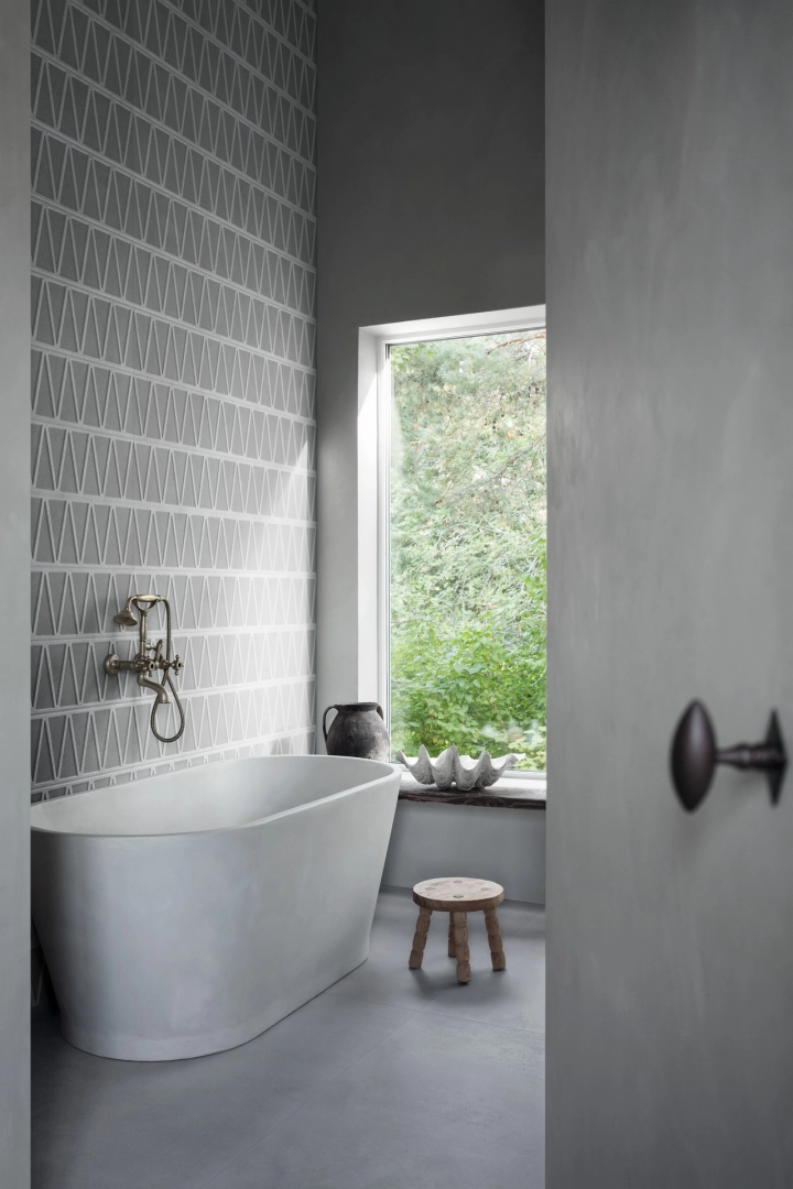 Marazzi Slow Wall – gres imitujący terakotę w jasnym, przestronnym salonie