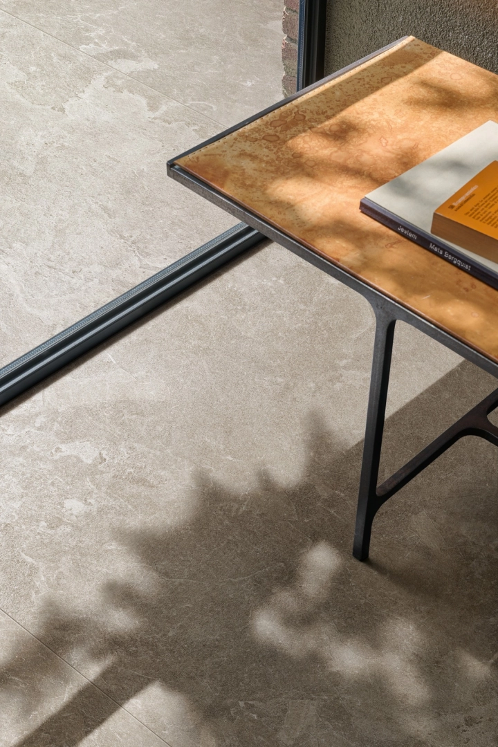 Płytki gresowe Marazzi Mystone Pietra Ligure efekt kamień naturalny w nowoczesnym salonie z drewnianymi akcentami
