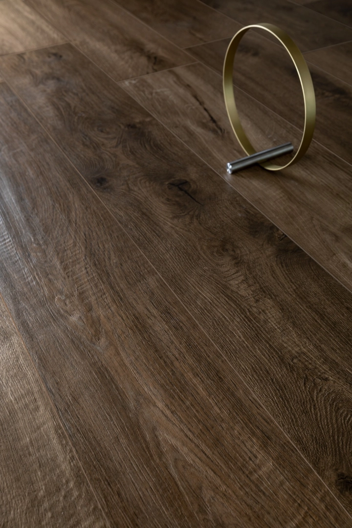 Gres Marazzi Vero efekt drewno w nowoczesnym salonie z designerskimi meblami