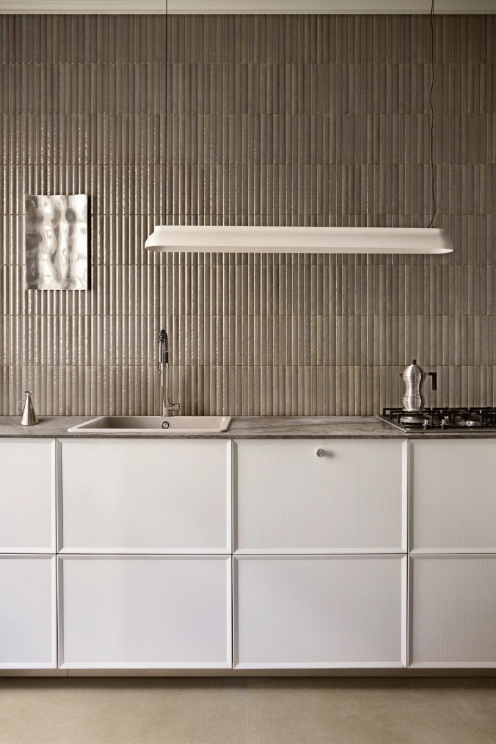 Gres porcelanowy Marazzi Lume cegła w luksusowym salonie