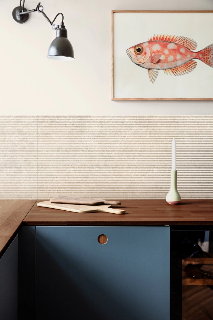 Marazzi Limestone Wall gres o efekcie betonu na podłodze w nowoczesnym domu