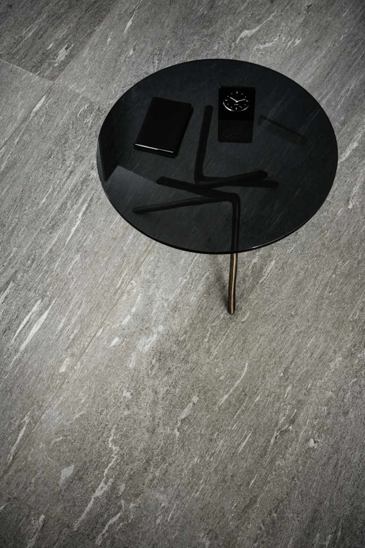 Marazzi Mystone Pietra DI Vals – gres imitujący kamień naturalny w jasnym, przestronnym salonie