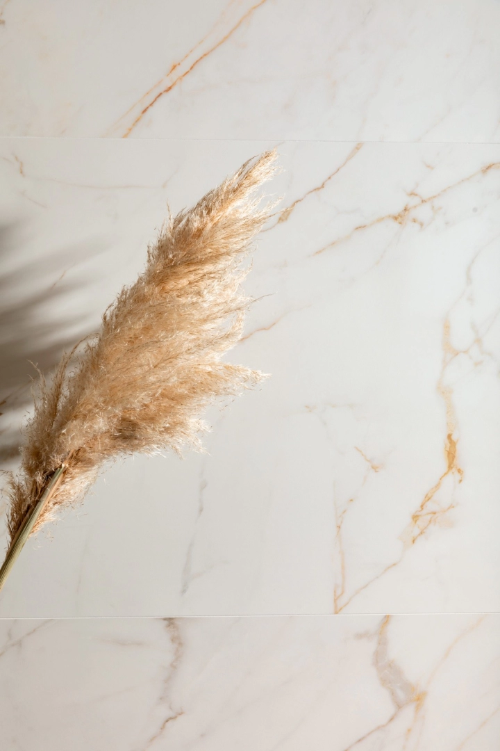 Płytki Marazzi Magnifica imitujące marmur w eleganckim holu i salonie