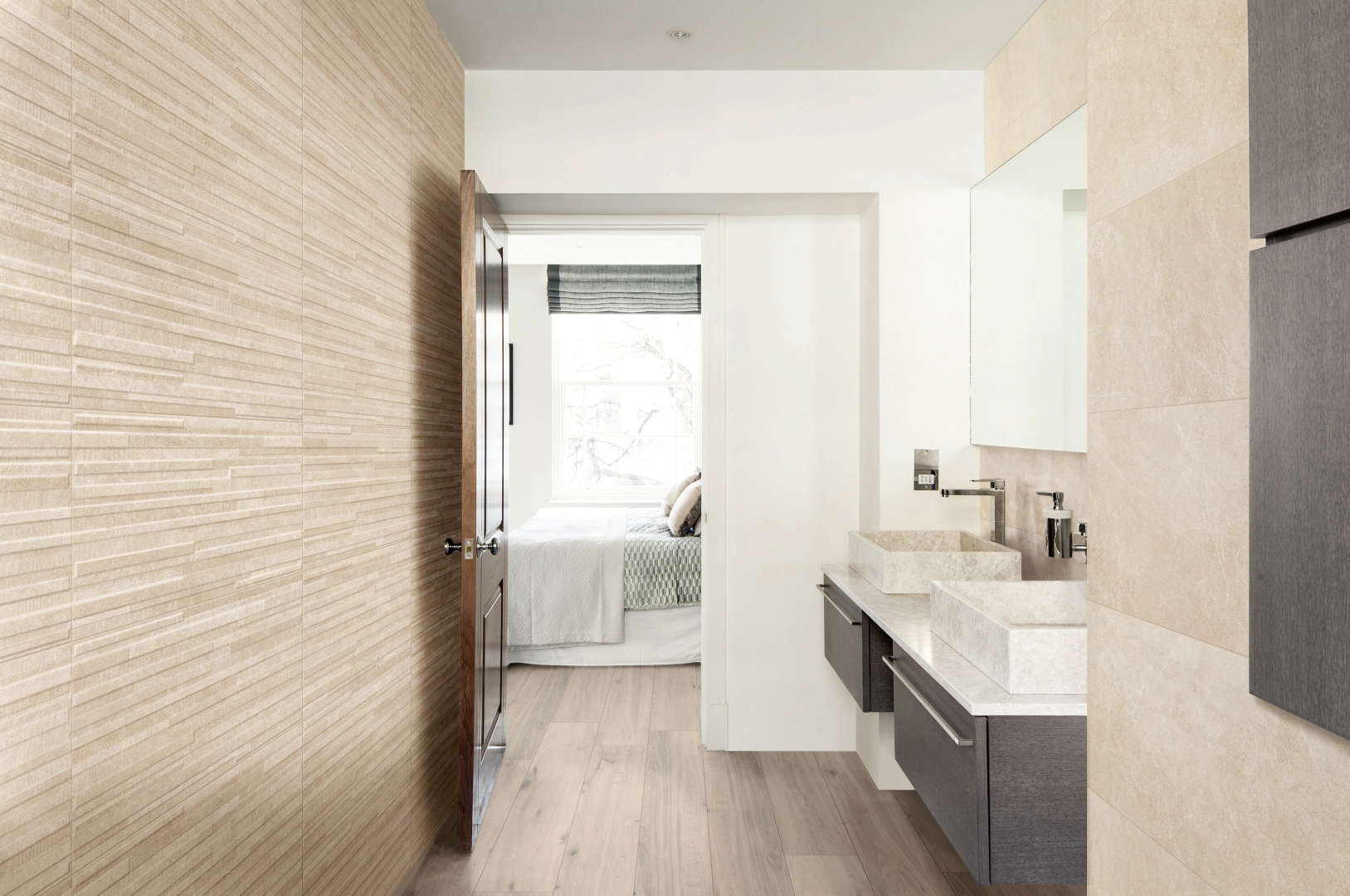 Płytki gresowe Marazzi Dover efekt kamień naturalny w eleganckim salonie z dużymi przeszkleniami