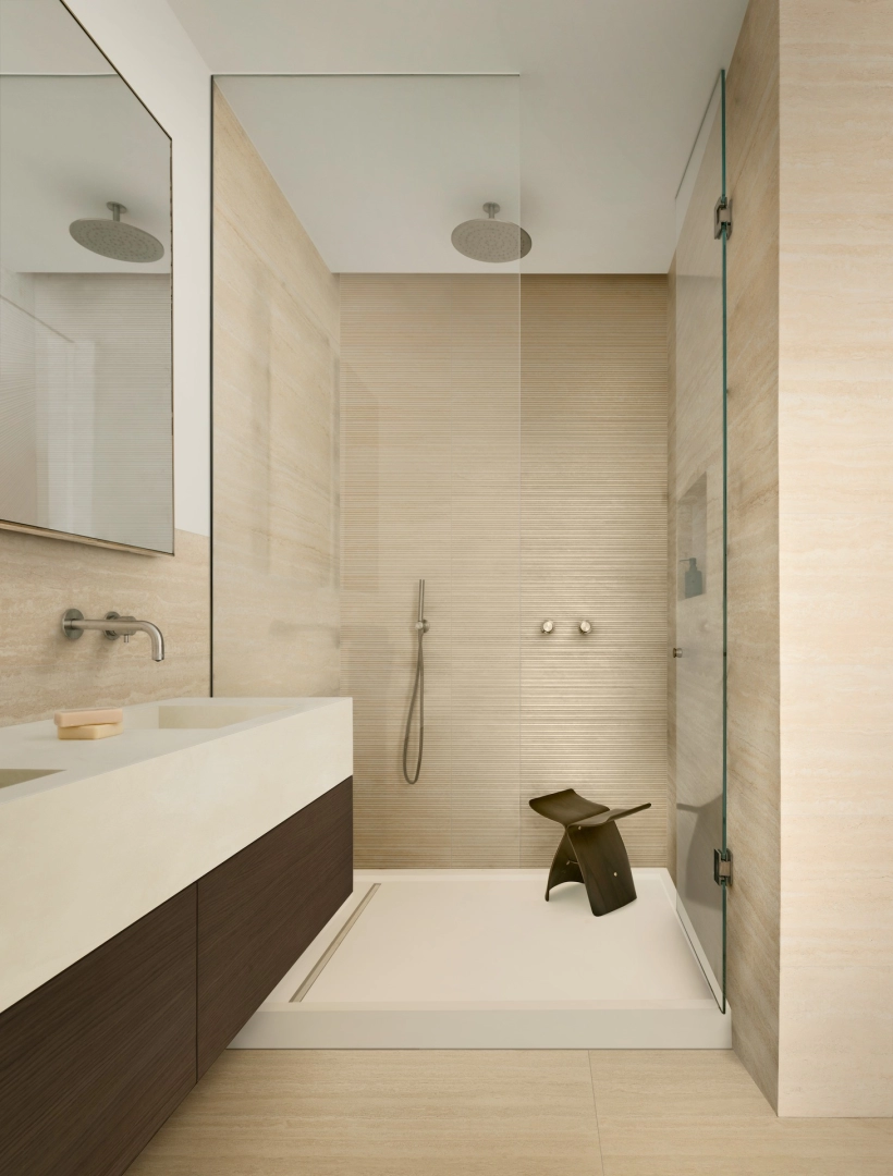 Gres porcelanowy Marazzi Fabula Wall marmur w minimalistycznym wnętrzu