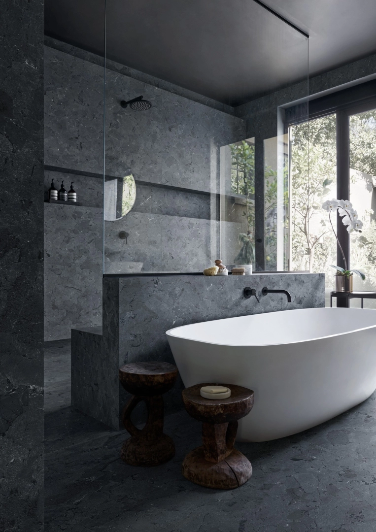 Gres Marazzi Grande Stone Look efekt kamień naturalny w salonie w stylu contemporary