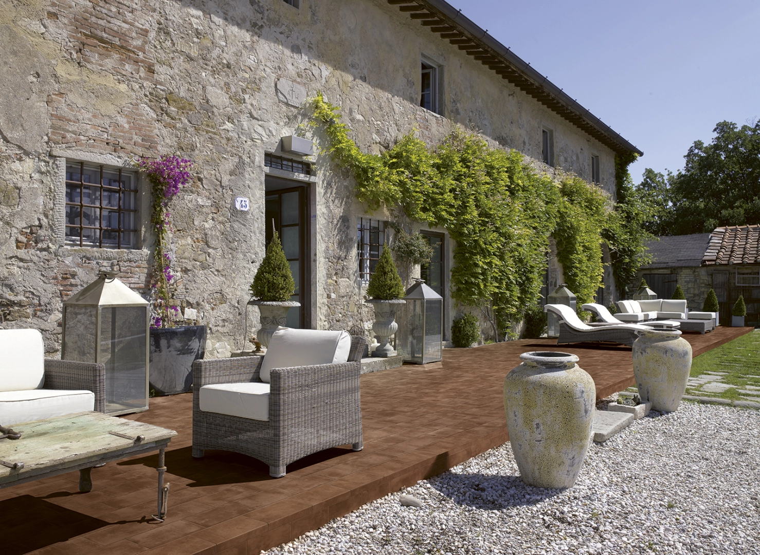 Marazzi Cotti D'italia – gres imitujący terakotę w nowoczesnym domu jednorodzinnym