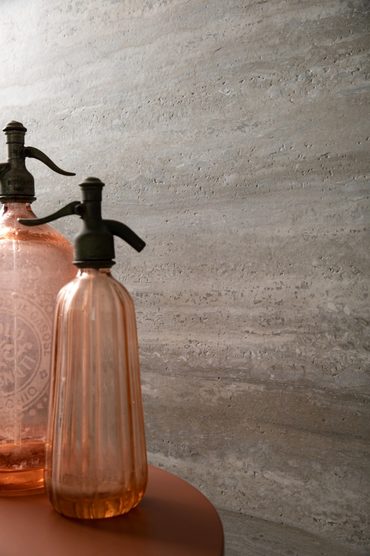 Płytki Marazzi Mystone Travertino efekt kamień naturalny w nowoczesnej aranżacji salonu