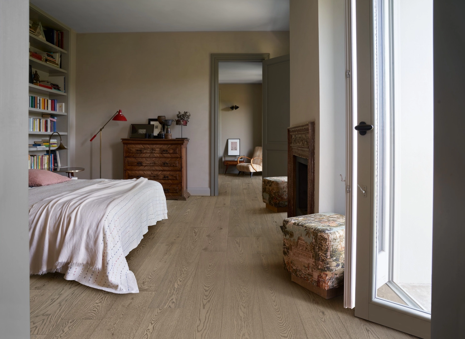 Marazzi Vivo gres o efekcie drewna w nowoczesnym apartamencie