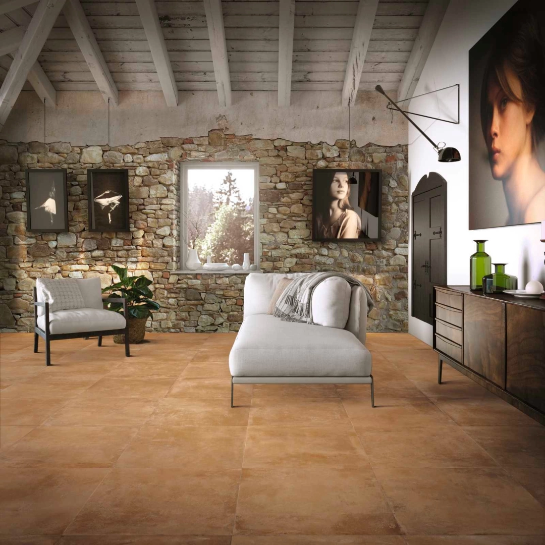 Wielkoformatowy gres Marazzi Cotti D'italia efekt terakota w salonie z kominkiem