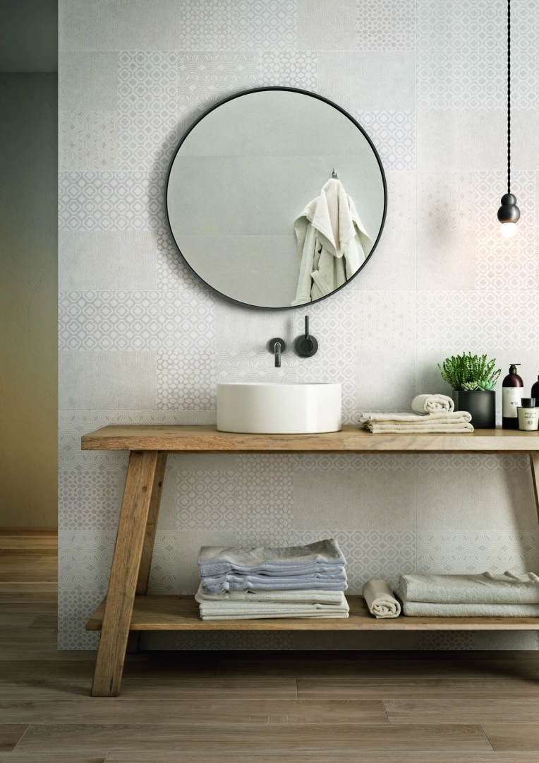 Płytki gresowe Marazzi Stone_art efekt kamień naturalny w nowoczesnym salonie z drewnianymi akcentami