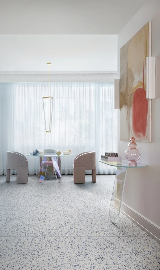 Marazzi Frammento – gres imitujący terrazzo w jasnym salonie w stylu skandynawskim
