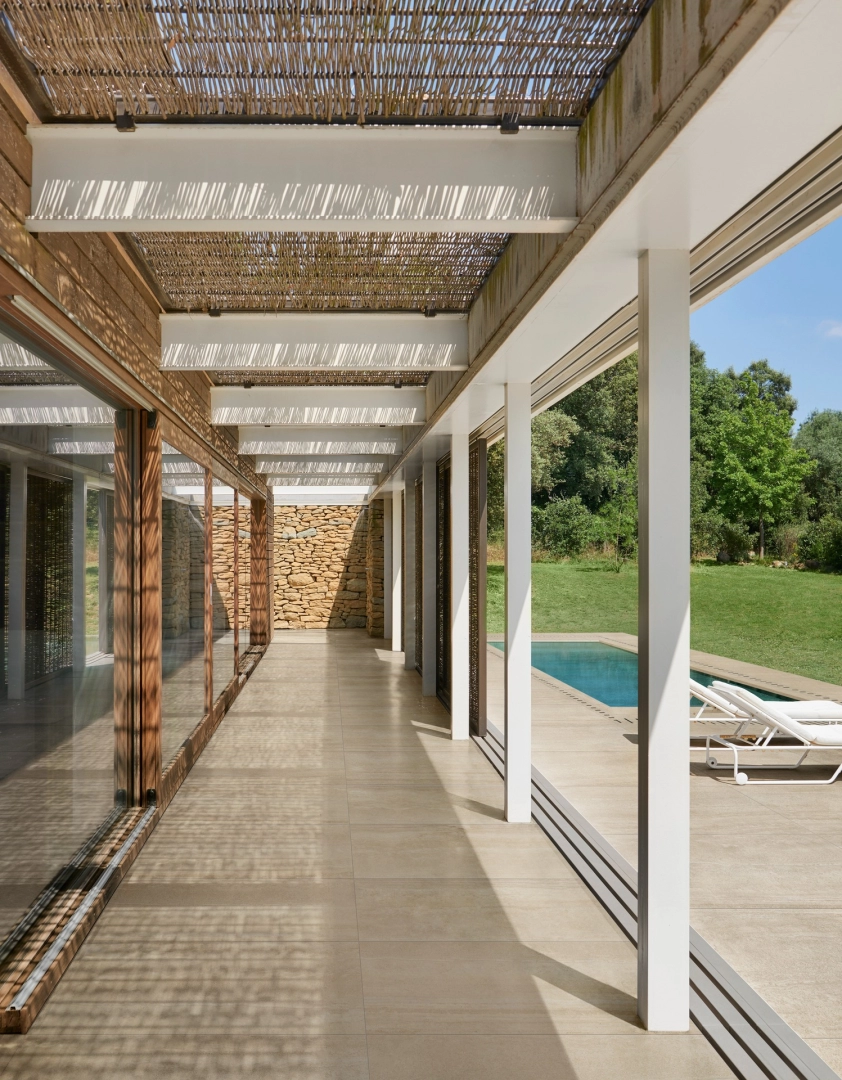 Gres porcelanowy Marazzi Mystone Travertino kamień naturalny w salonie z betonowymi akcentami