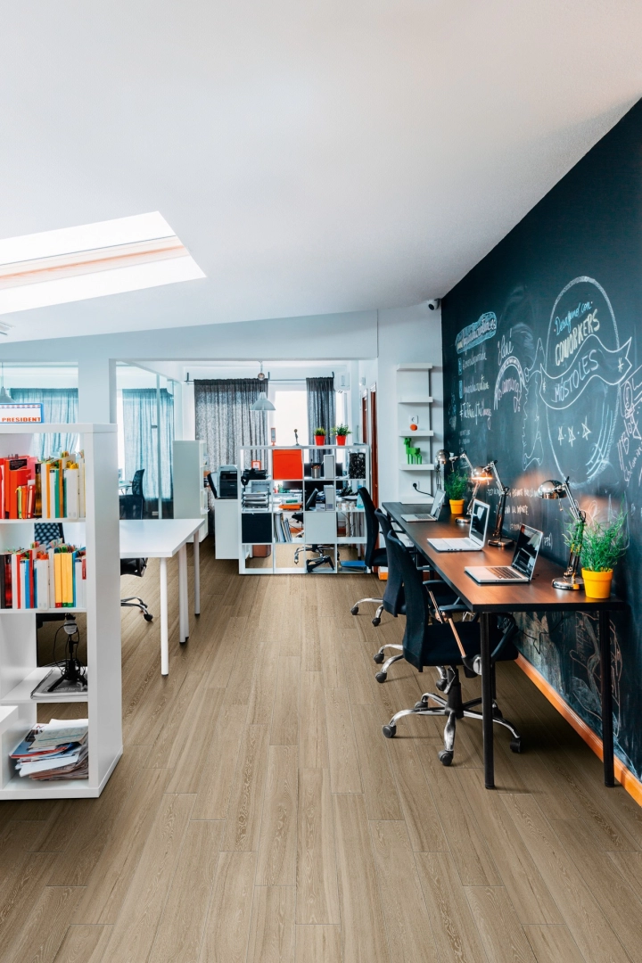 Gres Marazzi Treverkview efekt drewno w nowoczesnym salonie