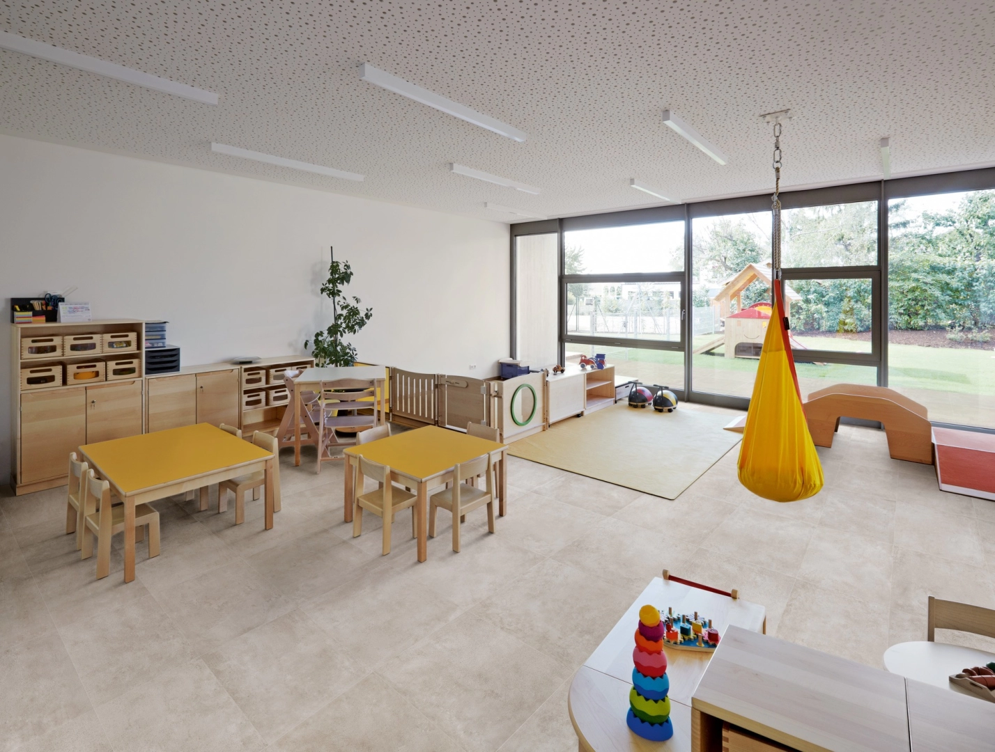 Płytki Marazzi Plaza efekt beton w salonie z otwartą kuchnią
