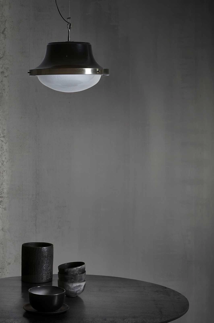 Marazzi Grande Metal Look – gres imitujący metal w jasnym salonie w stylu skandynawskim