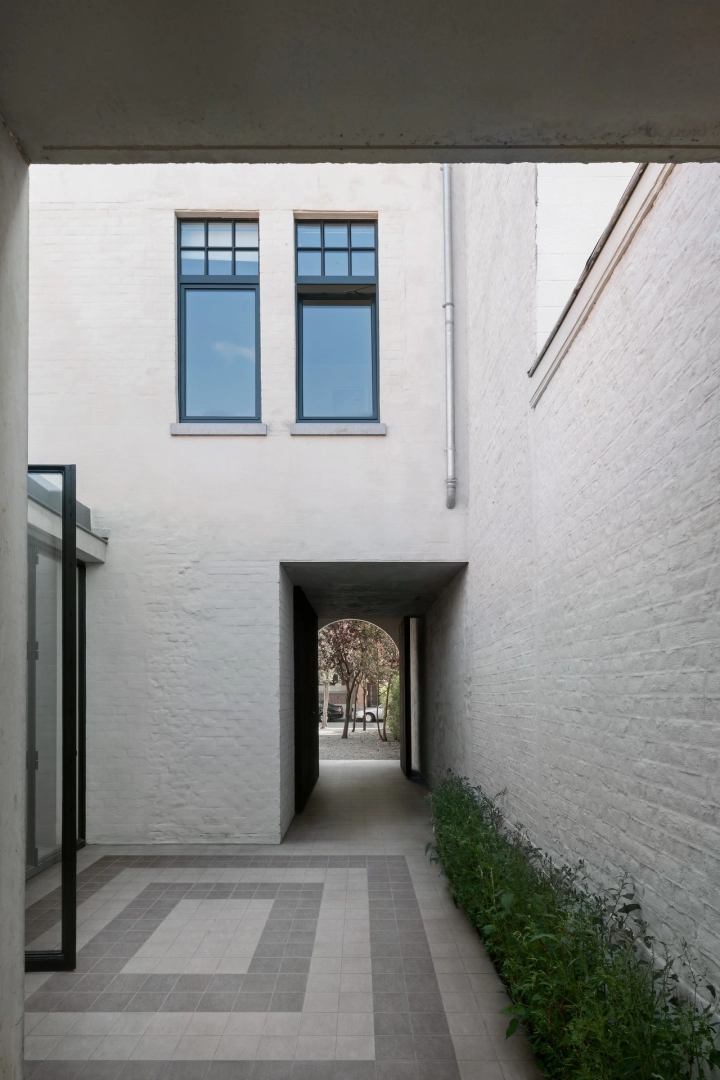 Płytki gresowe Marazzi Sentieri efekt kamień naturalny w eleganckim salonie z dużymi przeszkleniami
