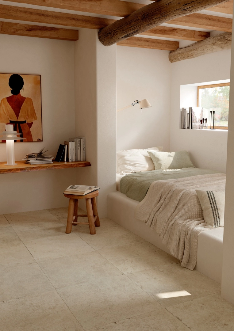 Płytki gresowe Marazzi Uniche efekt kamień naturalny w eleganckim salonie z dużymi przeszkleniami