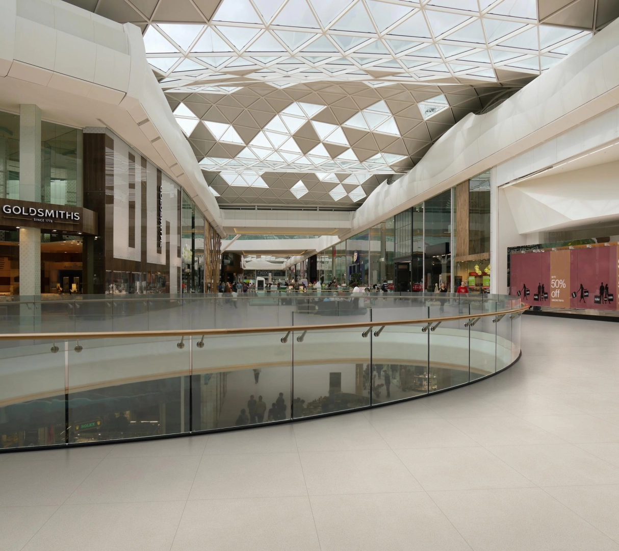 Marazzi Market New gres o efekcie betonu na podłodze w nowoczesnym domu