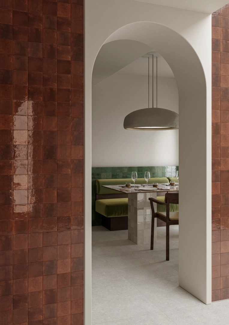 Płytki gresowe Marazzi Lume efekt cegła w nowoczesnym salonie premium