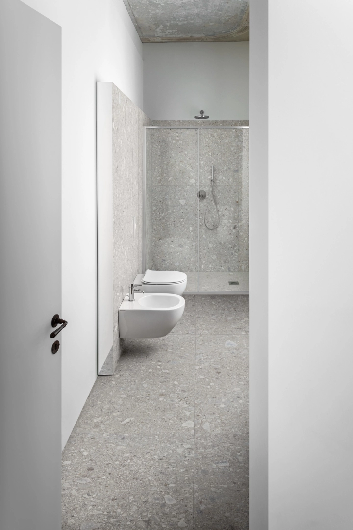Płytki gresowe Marazzi Mystone Ceppo DI Gre efekt terrazzo w nowoczesnym salonie z drewnianymi akcentami
