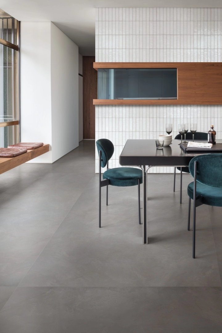 Płytki Marazzi Lume imitujące cegłę w salonie z naturalnym kamieniem