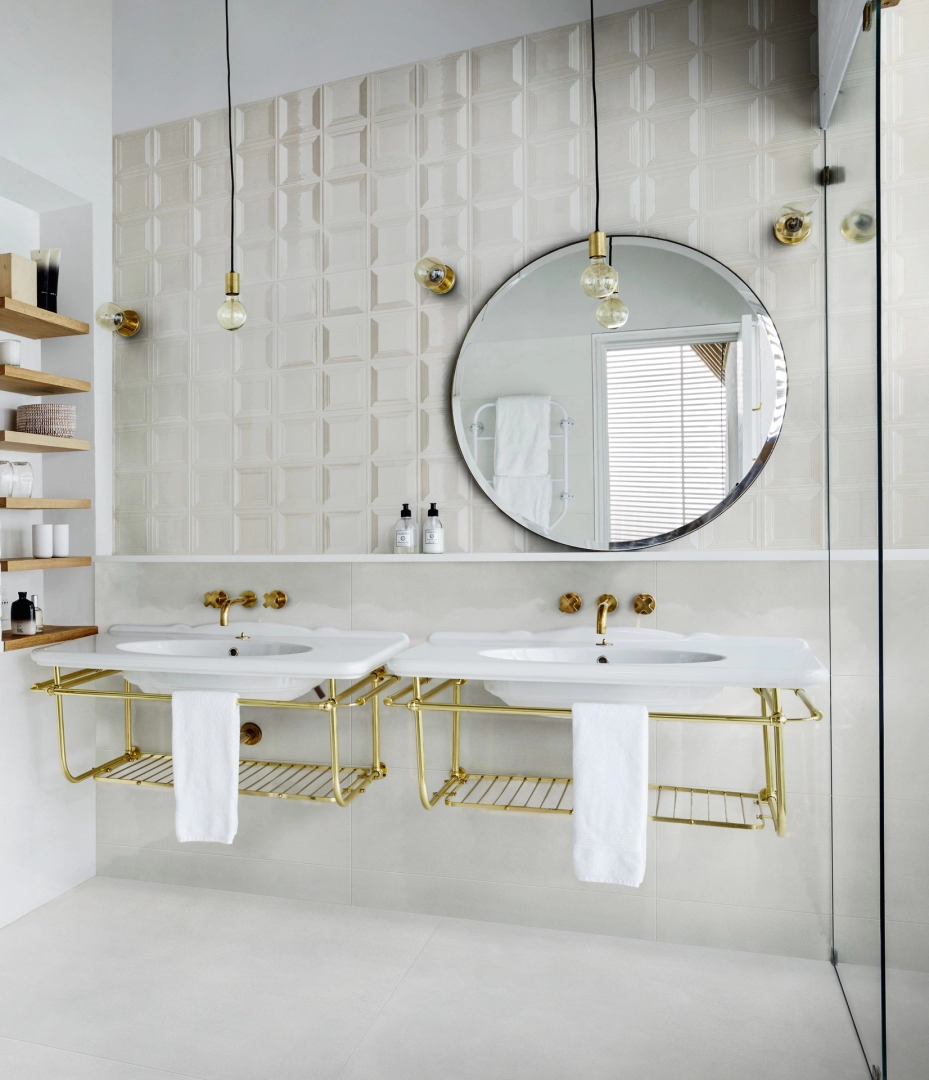 Płytki gresowe Marazzi Bliss efekt kolor w eleganckim salonie z dużymi przeszkleniami