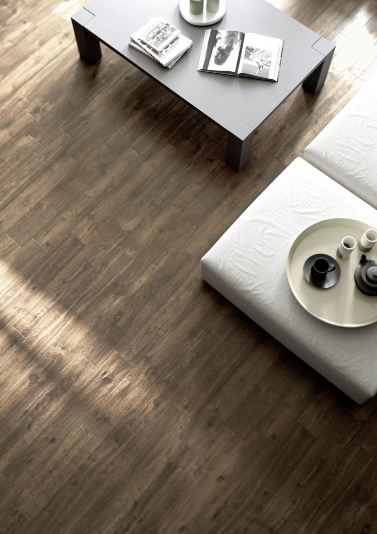 Płytki Marazzi Treverkway imitujące drewno w eleganckim holu i salonie