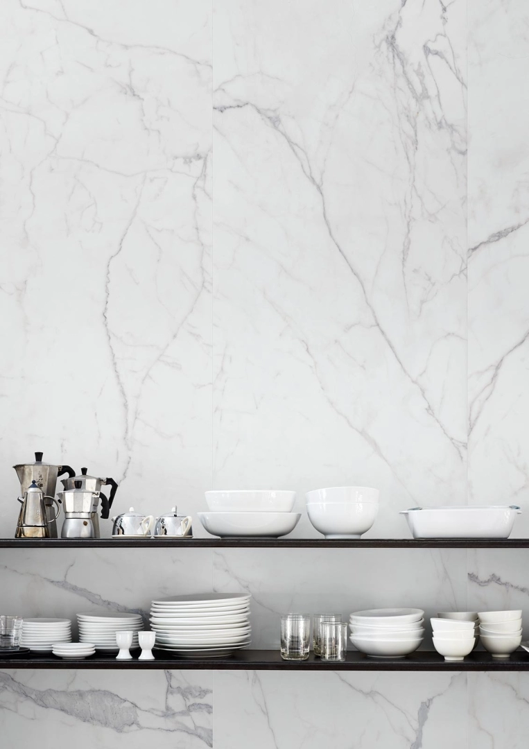 Płytki Marazzi Magnifica efekt marmur w salonie z otwartą kuchnią