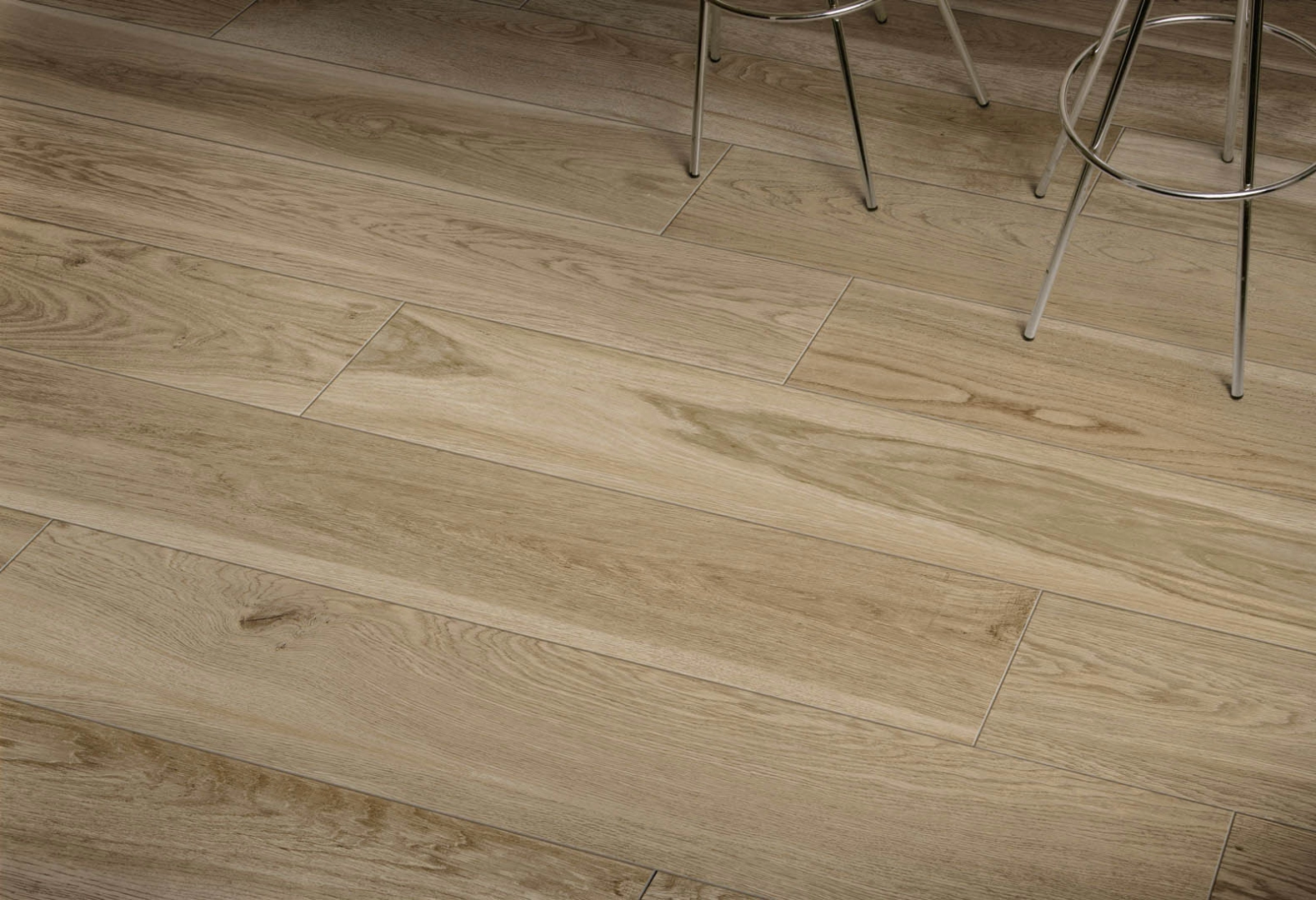 Płytki Marazzi Treverkmore efekt drewno w salonie z otwartą kuchnią