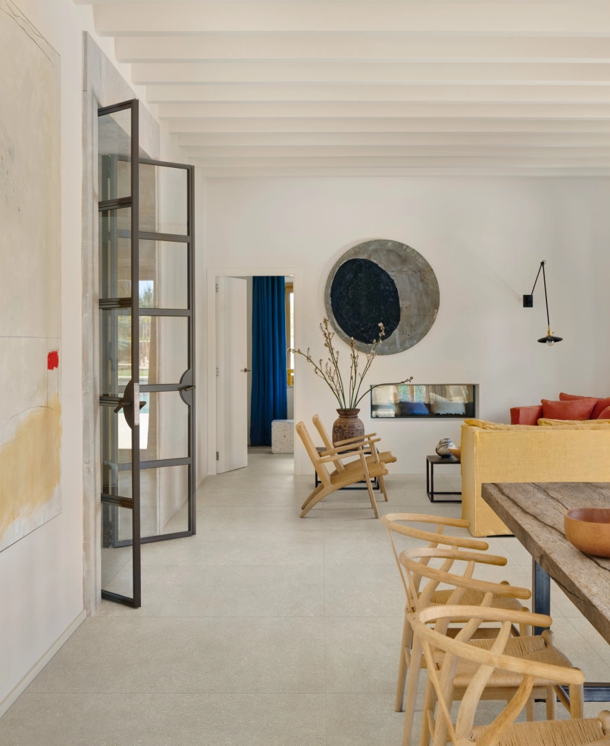 Płytki Marazzi Mystone Berici efekt kamień naturalny w salonie z otwartą kuchnią