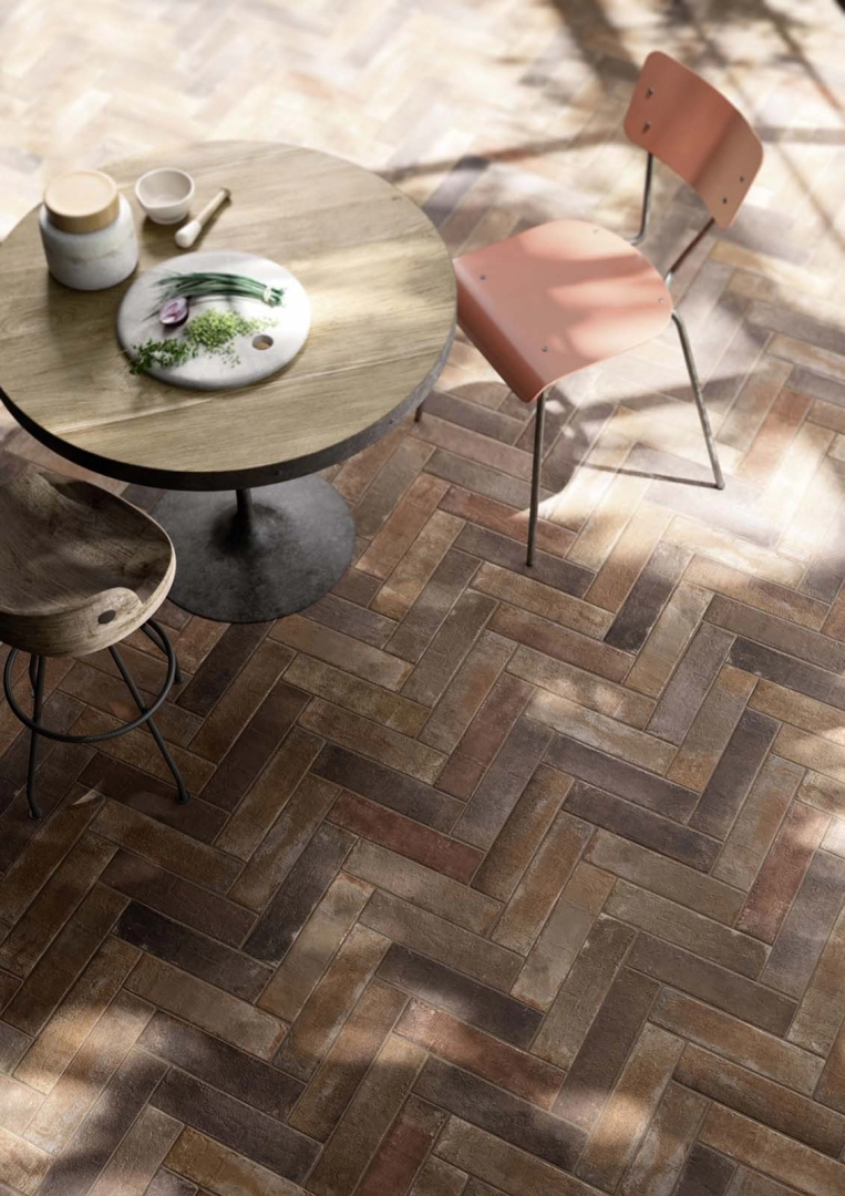 Płytki gresowe Marazzi Terramix efekt cegła w nowoczesnym salonie z drewnianymi akcentami