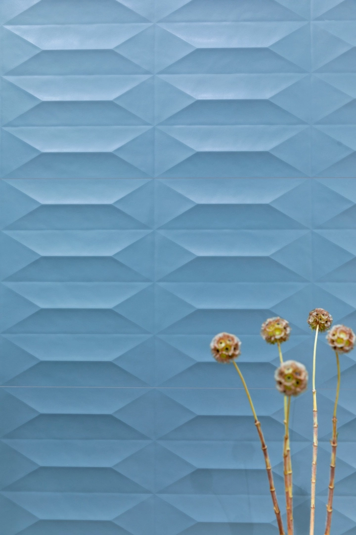 Płytki gresowe Marazzi Colorplay efekt kolor w eleganckim salonie z dużymi przeszkleniami