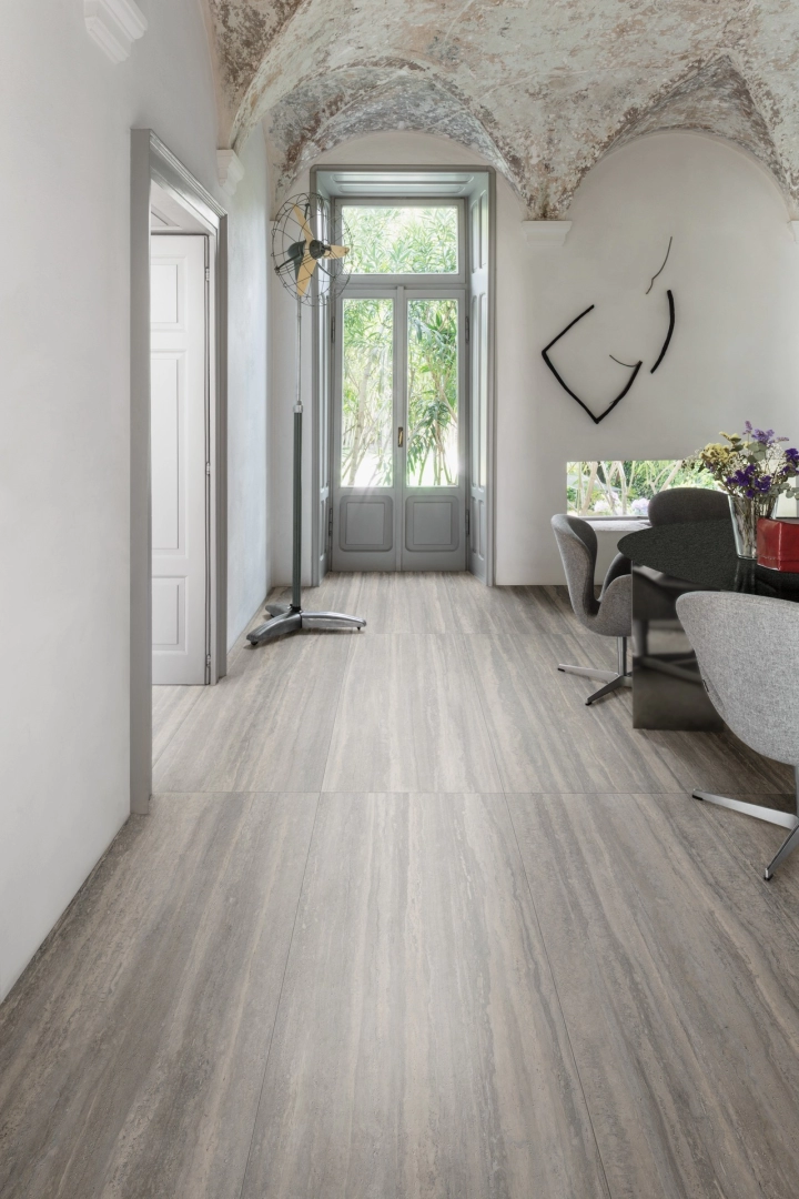 Gres porcelanowy Marazzi Mystone Travertino kamień naturalny w przestronnej strefie dziennej