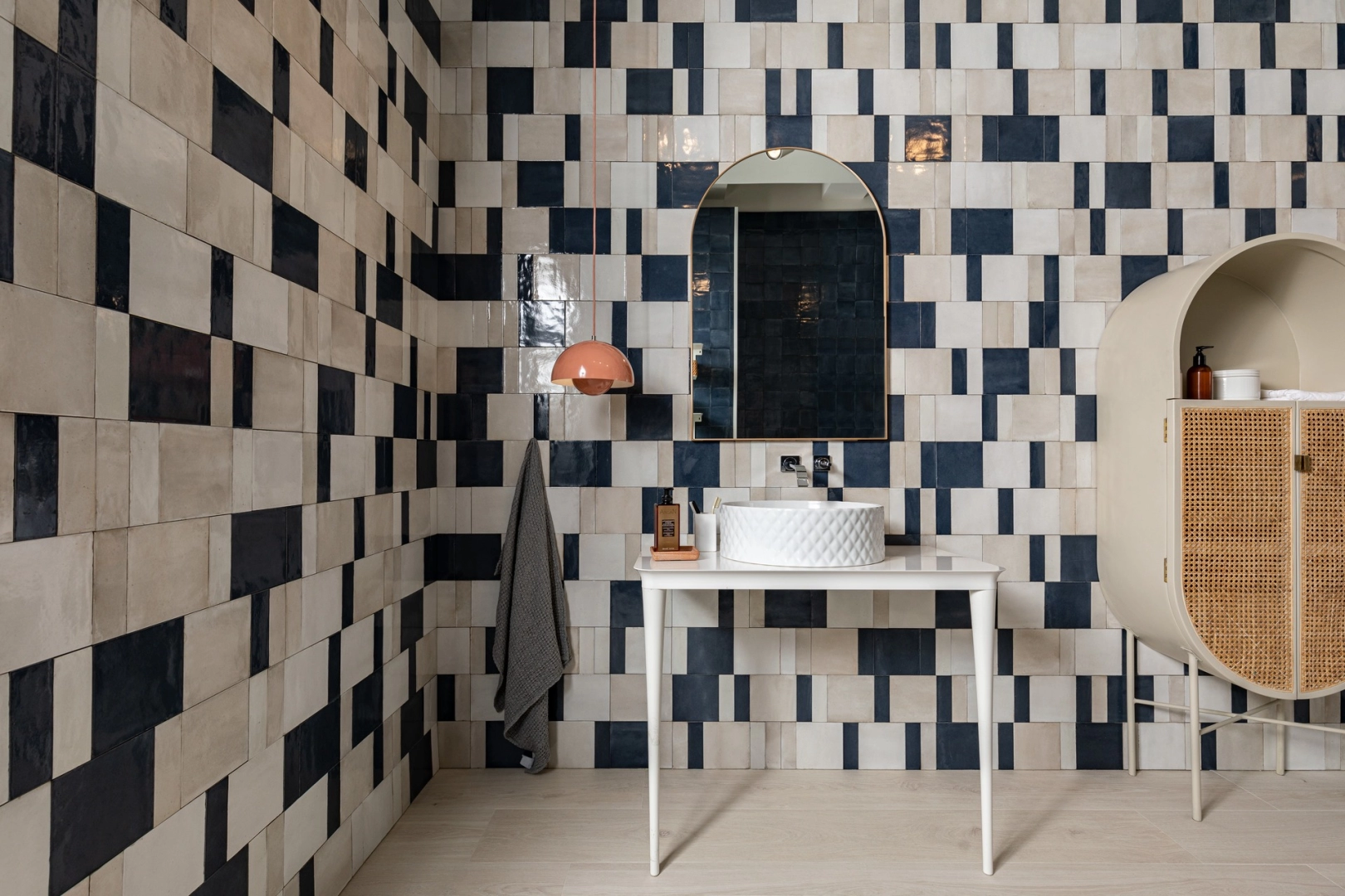 Marazzi Rice – gres imitujący kolor w jasnym, przestronnym salonie