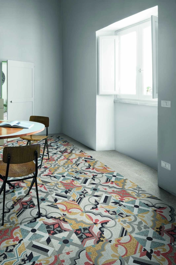 Marazzi D_segni Scaglie – gres imitujący terrazzo w jasnym, przestronnym salonie