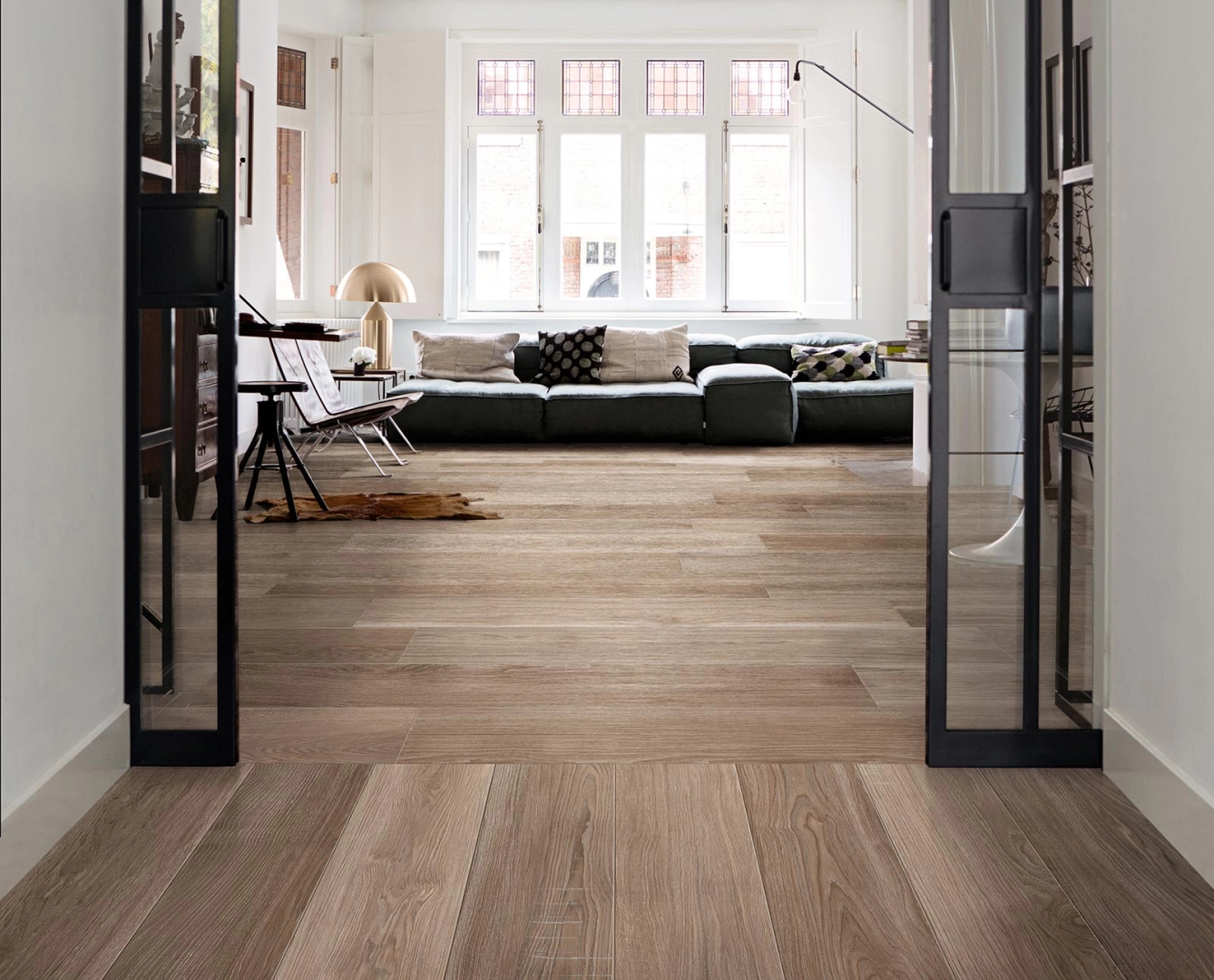 Marazzi Treverkmust – gres imitujący drewno w jasnym, przestronnym salonie