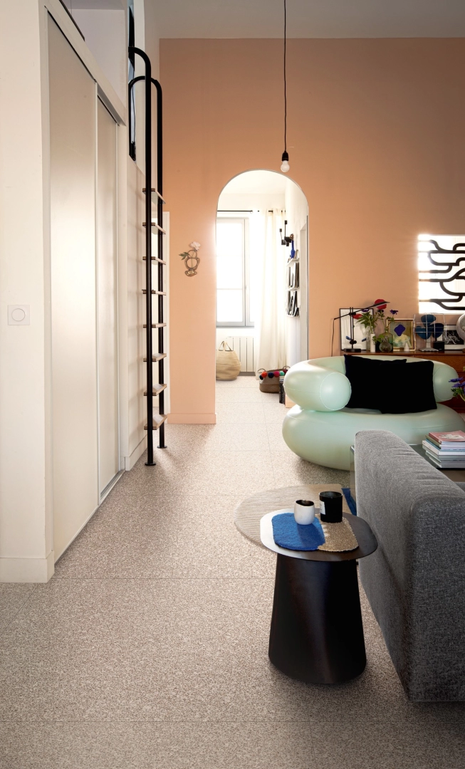 Płytki Marazzi Frammento efekt terrazzo w nowoczesnej aranżacji salonu