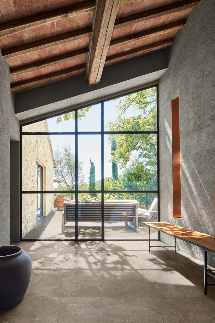 Gres Marazzi Mystone Pietra Ligure efekt kamień naturalny w przestronnym salonie z oknami tarasowymi